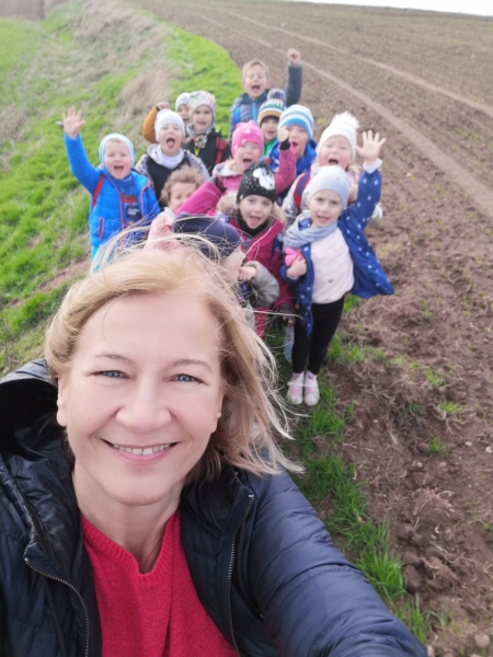 Przedszkolaki ze swoją wychowawczynią.jpg